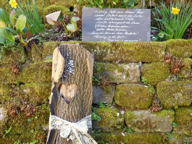 Liebevolle Dinge schmücken Garten und Mauern.