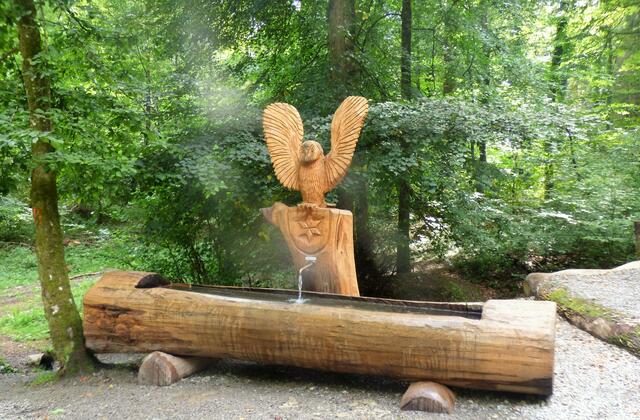 An dem Rastplatz steht auch dieser markante Brunnen. Auch immer ein Vergnügen für die Kinder, dort mit dem Wasser zu planschen.