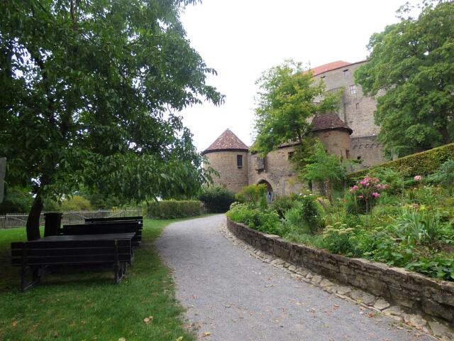 Der Weg führt von der Burg am Burggarten vorbei Richtung Sigelsbacher Mühle.
