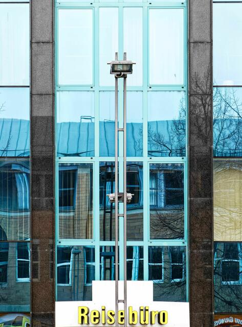 Spiegeleien am ADAC-Haus Bahnhofstraße