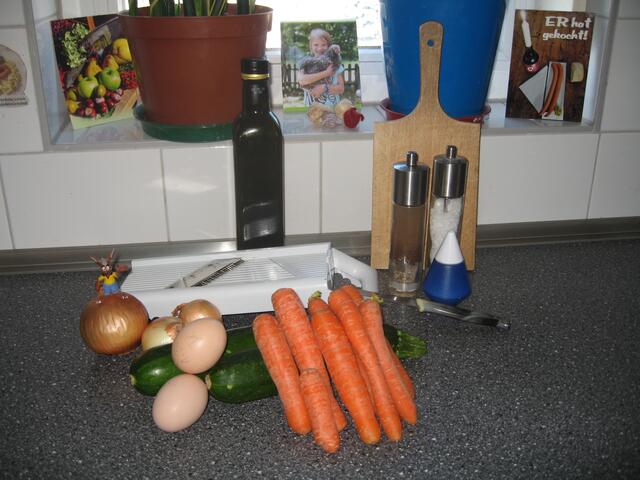 Zucchini, Karotten, Zwiebel, Ei, Salz, Pfeffer, Fett zum Braten.