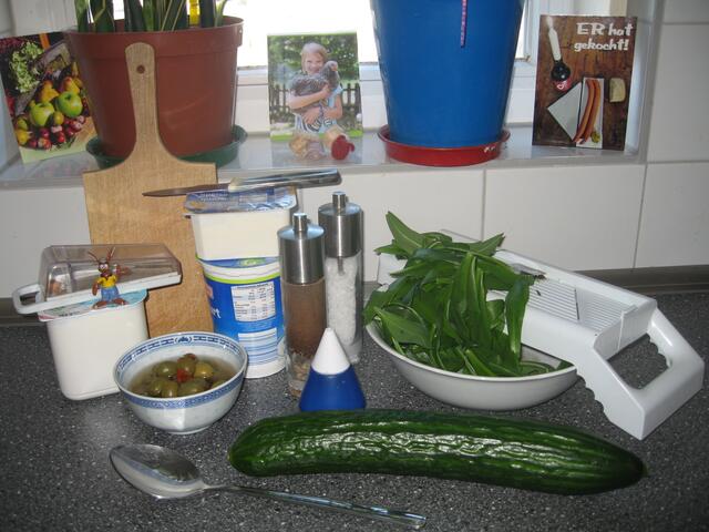 Bärlauch, Quark, Joghurt, Gurke, Salz, Pfeffer, Muskat, dazu Oliven.