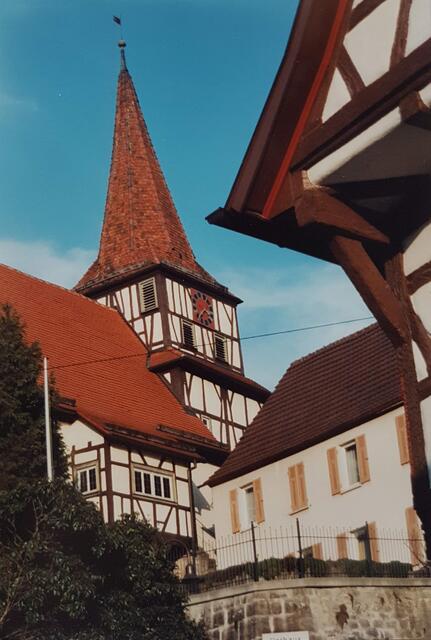 Links im Bild die Kocherstettener Kirche, rechts davon das alte Schulhaus, das bis 1893 als Schule diente, viele Jahrzehnte davon unter der Herrschaft der Herren von Stetten. Foto: Ute Hannemann, Kocherstetten, 1997