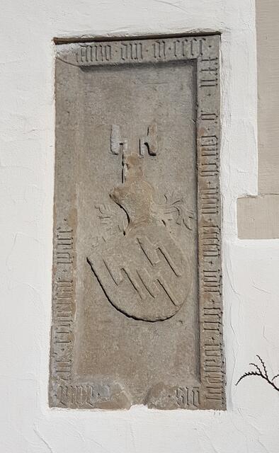 Grabplatte des Ritters Zürch von Stetten (gestorben _ _ _ _) an der südlichen Außenwand der Kocherstettener Kirche. Zur Zeit Zürchs stand das Haus Stetten auf dem Gipfel seiner Macht. (Quelle: Festschrift 700 Jahre Kocherstetten)