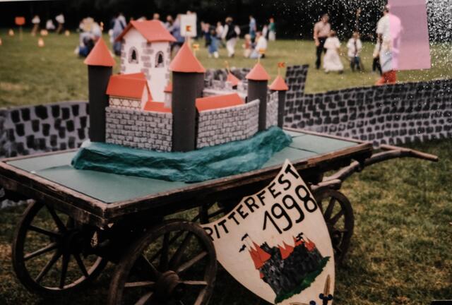 Ritter und Burgen waren Thema für das Kocherstettener Kinderfest im Jahr 1998. Das von Lehrern und Schülern gebastelte Burgmodell wurde beim Umzug auf einem historischen Leiterwagen durchs Dorf gezogen (und ist noch heute in der Schule untergebracht). Das Schild wurde vom Kindergarten Morsbach hergestellt und anschließend der Grundschule Kocherstetten geschenkt. Foto: Fam. Götz, Kocherstetten