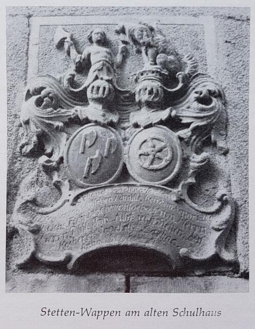 Die markanten drei Streitbeile auf dem Stetten-Wappen zeigen hier nach rechts, meistens gehen sie in die andere Richtung. Das Wappen ist ein Denkmal an die Zeit, in der die Herren von Stetten für die Schule zuständig waren, mehr dazu in den Abbildungen  8 / 9 - Quelle: 700-Jahr-Feier, Heimattage Kocherstetten 5.bis 8. Juli 1963, S.49