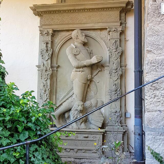 Rechts von der Grabplatte befindet sich dieses Denkmal - *** Wer wird hier dargestellt und geehrt?