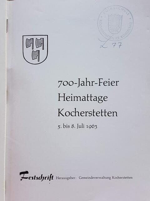 Inneres Titelblatt der Festschrift zur 700-Jahr-Feier mit dem Kocherstettener Wappen (=Stettenwappen) ... und mit dem damals gültigen Schulstempel (gut zu wissen für Teil 2)