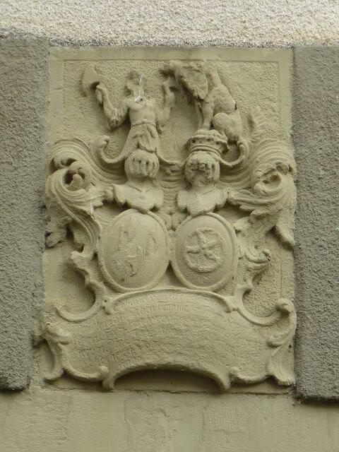 Das Wappen am alten Schulhaus, aufgenommen 2020