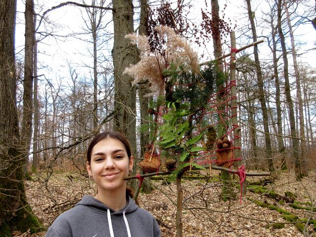 Hier konnte der Natur-Bild-Rahmen aufgehängt werden. Stolz präsentiert Daria ihre Arbeit.