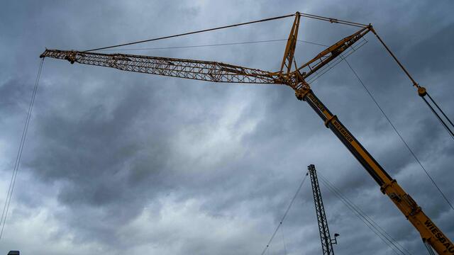 Kranarbeiten der Firma Wiesbauer an der neuen BuGa-Brücke