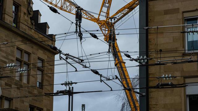 Kran der Firma Wiesbauer - im Vordergrund die Oberleitung der Stadtbahn