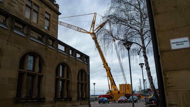Kranarbeiten der Firma Wiesbauer an der neuen BuGa-Brücke