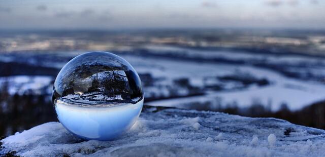 Der Blick nach Künzelsau - auf Wunsch von Gudrun:-))) Als kleines Bild sieht es gut aus, wen ich es aber am PC betrachte, ist die Kugel innen nicht scharf und die Fotografin kann man auch erkennen. Für MICH eher ein solala-Bild:-(