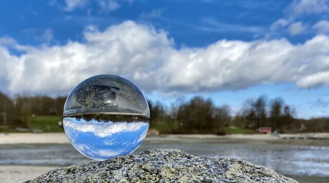 Wolkenband über dem Breitenauer See - Auflage sind die Steine in der Badezone