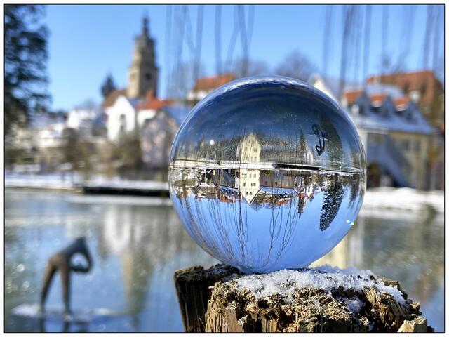Neuenstein Schleifsee mit der Kirche im Hintergrund. Glücklicherweise war ein neu gepflanzter Baum mit einem Stickel fixiert, sodass ich hier von der Höhe fotografieren konnte.