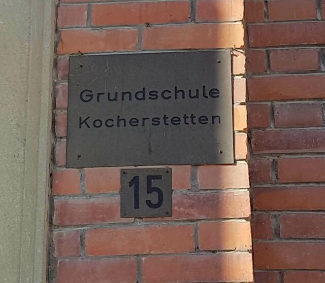 Grundschule Kocherstetten ist der Schulname seit ????          Die Zahl 15 bezieht sich auf die Hausnummer der nach der Eingemeindung im Jahre 1972 umbenannten Straße.