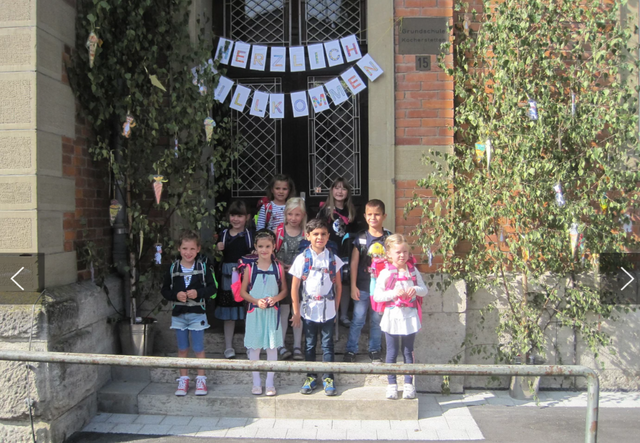 Einschulung von 9 Kindern im September 2020, aufgenommen am festlich geschmücktem Eingang - obwohl seit rund 60 Jahren auch die Orte Morsbach und Nitzenhausen zum Einzugsgebiet der Grundschule Kocherstetten gehören, ist die Schülerzahl deutlich geschrumpft ;-) Näheres in der Schulhomepage, Menüpunkt Geschichte