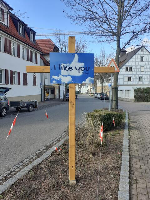 Durch Hoffnungskreuze an verschiedenen Stellen in Brackenheim möchte das Forum "Neue Wege" zum Nachdenken über den eigentlichen Sinn von Ostern hinweisen. Hier ein Kreuz vor der Bäckerei Bürk gegenüber der Polizei.