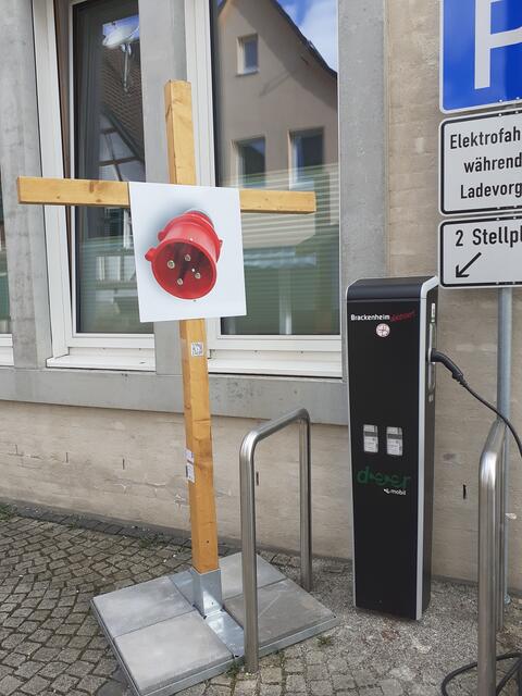 Hoffnungskreuz in Brackenheim: Dieses Kreuz vor dem Rathaus soll daran erinnern, woher unsere Lebenskraft kommt.