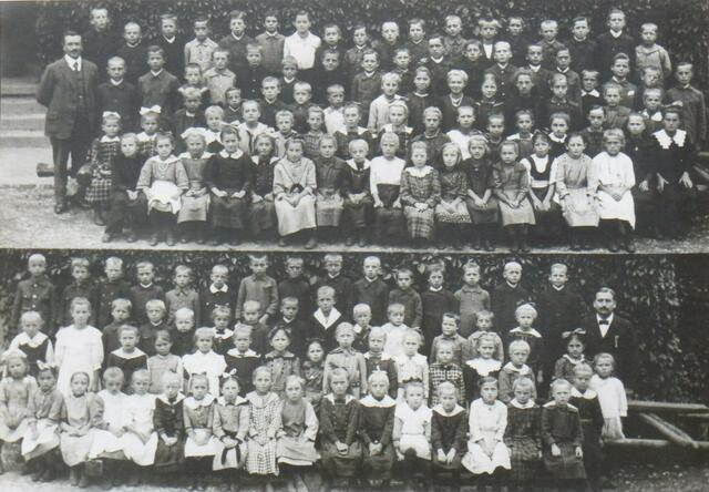Der Kocherstettener Fotograf Friedrich Heinle hatte alle Hände voll zu tun, bis er die 142 Schulkinder der Volksschule Kocherstetten alle so stehen hatte, dass niemand verdeckt wurde! Aufnahme von 1921 - dazu bald mehr in einem speziellen Beitrag