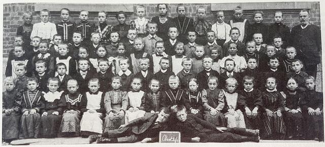 Dieses Schulbild von 1910 zeigt die Kocherstettener "Oberklasse", das waren die Klassenstufen 4 (oder 5) bis 7, mit Lehrer Wagner. Die Schule war damals erst 17 Jahre alt! Quelle: Künzelsauer Heimatbuch II, S.329, Autor: Jürgen Hermann Rauser, 1984