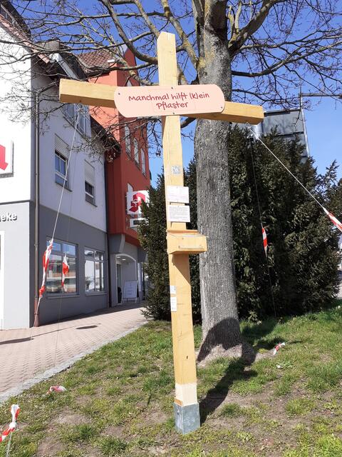 Hoffnungskreuz in Brackenheim: Dieses Kreuz steht vor der Theodor-Heuss-Apotheke.