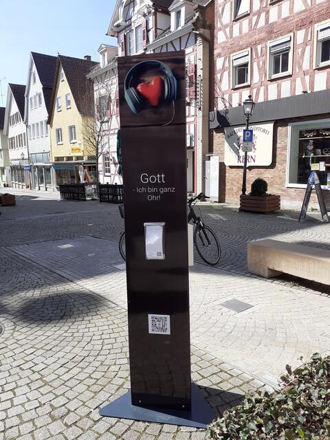 Die Mutmach-Säule auf dem Marktplatz lädt ein, an Gott einen Brief zu schreiben. Gerne kann man auch Gebetsanliegen notieren. Andere beten gerne für Sie.