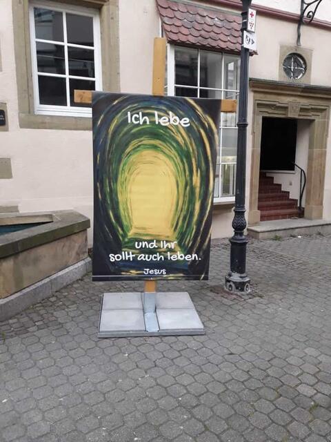 Die Hoffnungskreuze in Brackenheim leuchten seit Ostern mit der Osterbotschaft: "Ich lebe und ihr sollt auch leben!" (Jesus)