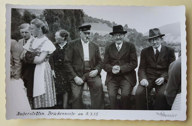 Fotograf Friedrich Heinle (1. von rechts) als Festteilnehmer bei der Eröffnungsfeier anlässlich der wieder aufgebauten Kocherbrücke, am 8.7.1955