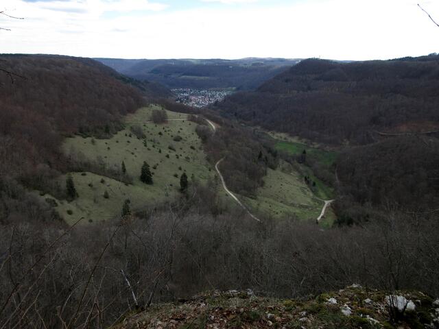 Später ergab sich kurz vor der Nebelhöhle (vielleicht beim Nebelloch?) noch dieser Ausblick auf die typische Wacholderheide an den Hängen