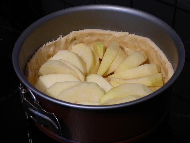 Äpfel vierteln, schälen, Kerngehäuse entfernen, in Spalten schneiden und auf dem Teig verteilen.