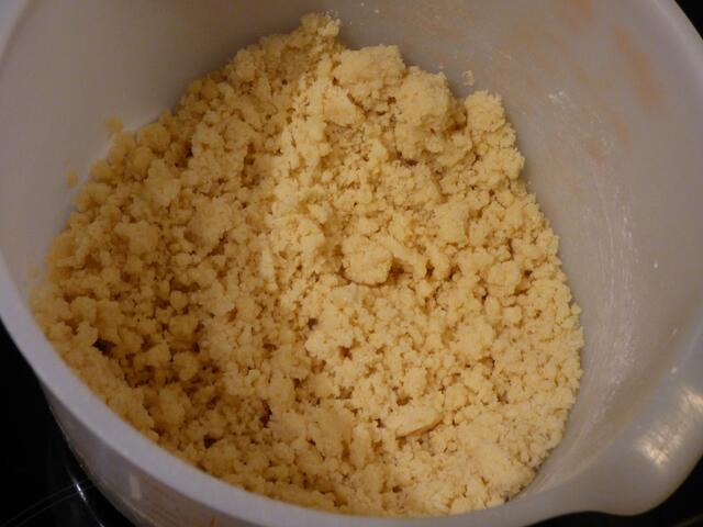 So streuselig sollte die Masse nach dem Kneten aussehen. Dann nur den Teil mit der Hand zusammendrücken, der für den Boden gebraucht wird.