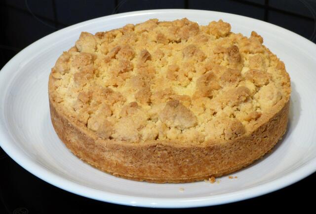 Mit einem Kuchenheber auf einen Teller setzen.