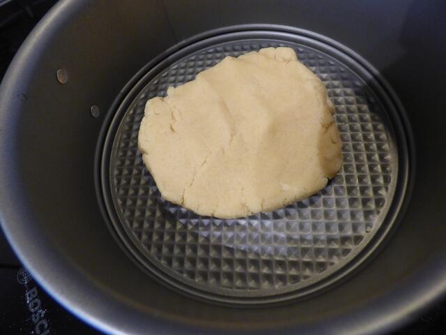 Teig in die form legen und mit Hand und Fingern verteilen. einen kleinen Rand hochziehen.  1 - 2  cm sind schon ausreichend.