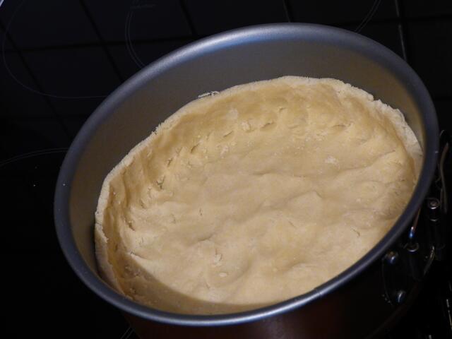 Nun den Boden mit einer Gabel mehrmals einstechen.