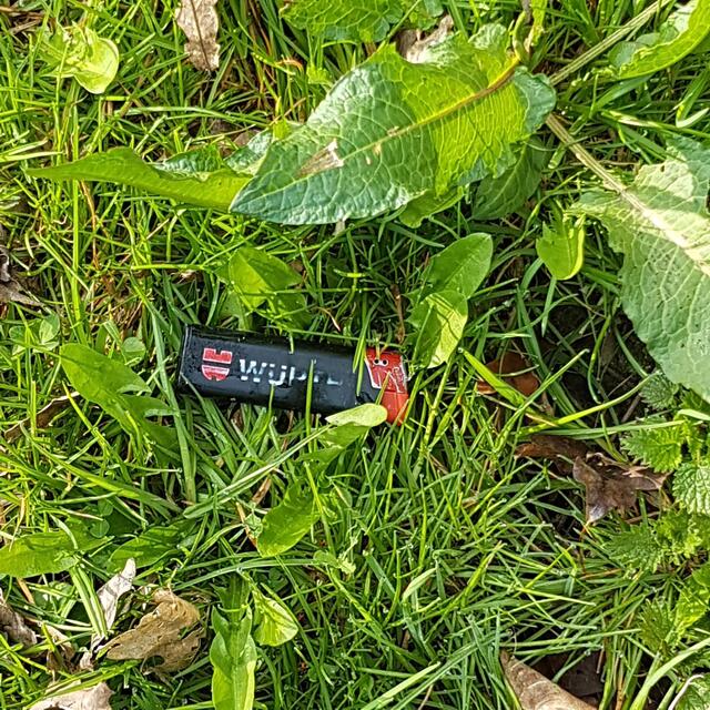 Feuer gefällig? Die Firma Würth wäre nicht begeistert, dass ihr Werbegeschenk in der Natur landet.