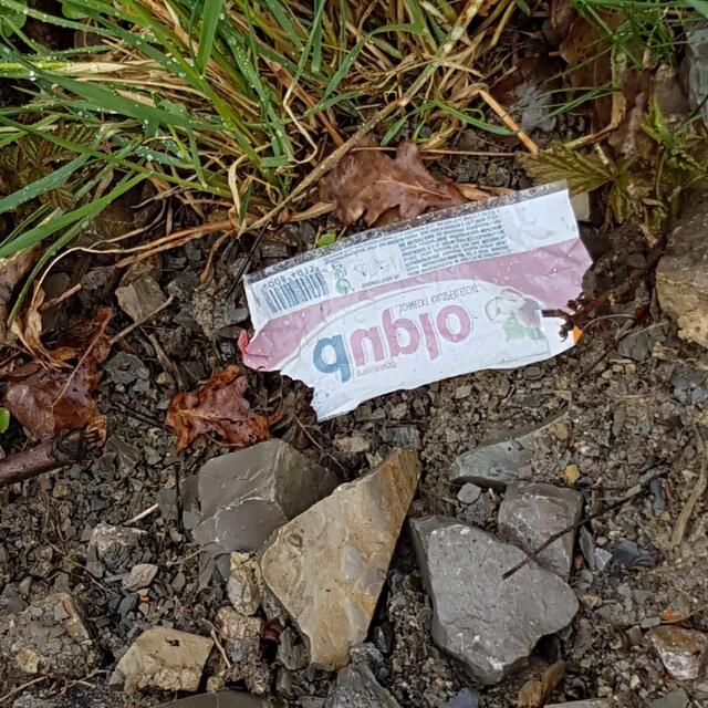 Brauchte da einer Stärkung beim leichten Anstieg? Da empfehle ich verstärktes Training, und den Abfall bitte künftig in die Hosentasche stecken!