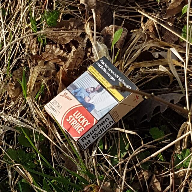 Wer hier LUCKY sein soll, ist ein Rätsel - neben allem Unheil verursacht Rauchen reichlich Müll.