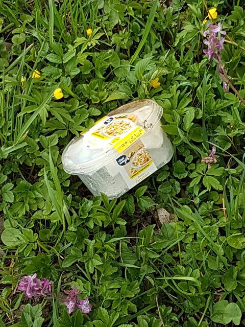 In der Nähe der Kocherbrücke entledigte sich ein Partysalatfan der unappetitlichen Plastikverpackung - mittten auf der Wiese