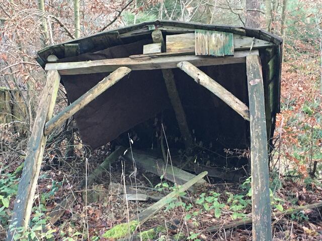 Schiefe Unterstellhütte