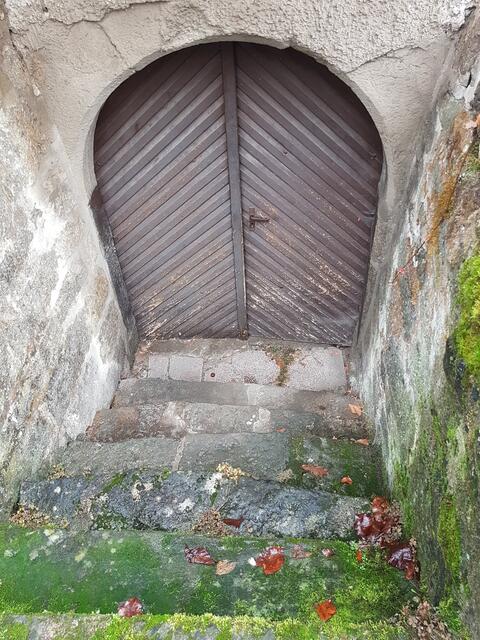 Wer hat sich früher nach dem Abendläuten auf den Stufen zum Keller vor dem Herrn Pfarrer versteckt?
