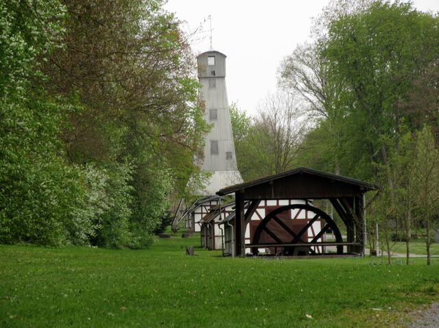 Bohrturm und Bohrhäuser am Eingang zum Salinenpark