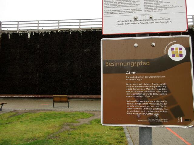 Für uns das Ende beginnt der Besinnungsweg am Gradierwerk