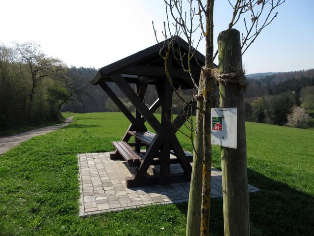 Von den Holz-Schafen weit und breit nichts mehr zu sehen, dafür aber Schatten beim Vespern.