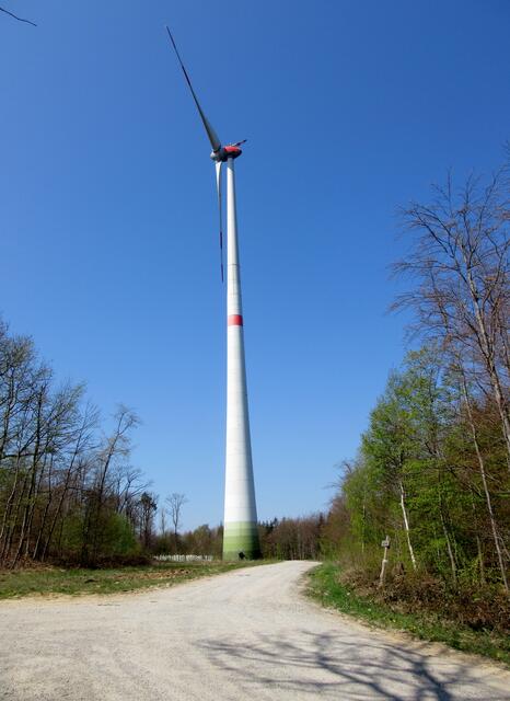 Nicht gerade schön, aber doch sehr beeindruckend sind die Windräder. Wegen der Baustelle auf der anderen Seite konnten wir nicht zum Hohlen Stein hinunter