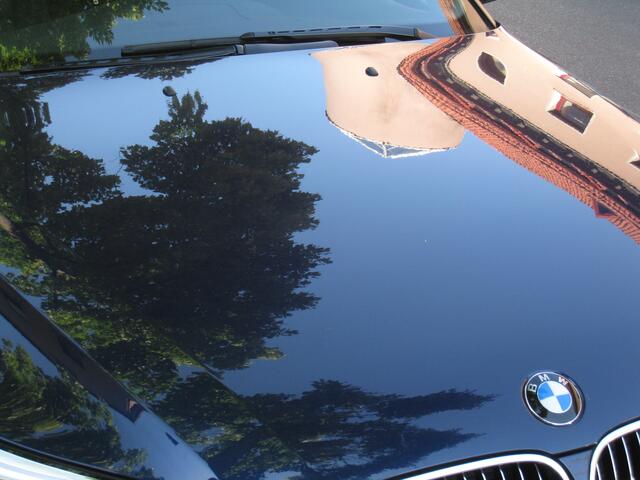 Auf der Motorhaube spiegelt sich das Fleiner Rathaus