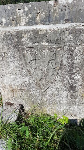 Stettenwappen mit Jahreszahl der ersten Errichtung einer steinernen Brücke, die aber durch Hochwasser zerstört wurde. Die zweite Steinbrücke wurde 1833 fertiggestellt und 1945 von deutschen Soldaten gesprengt. Bis zum Wiederaufbau der Brücke wurde eine Behelfsbrücke benutzt.