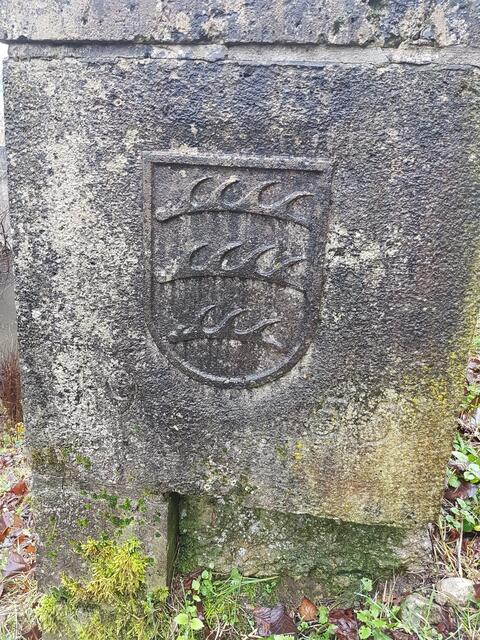 Wappen des Landes Württemberg (nimmt Bezug auf die Einweihung 1833) und Jahreszahl der Brückeneinweihung unterhalb des Wappens