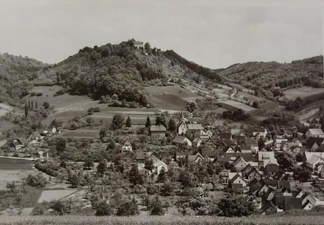 Kocherstetten um 1954, hier ist der Anbau der Schule gut zu erkennen. Quelle: Jahresarbeit der Lehrerin Suse Menikheim, 1954
